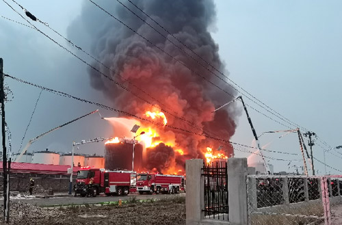 徐工压缩空气泡沫消防车救援广东省佛山市高明区火灾